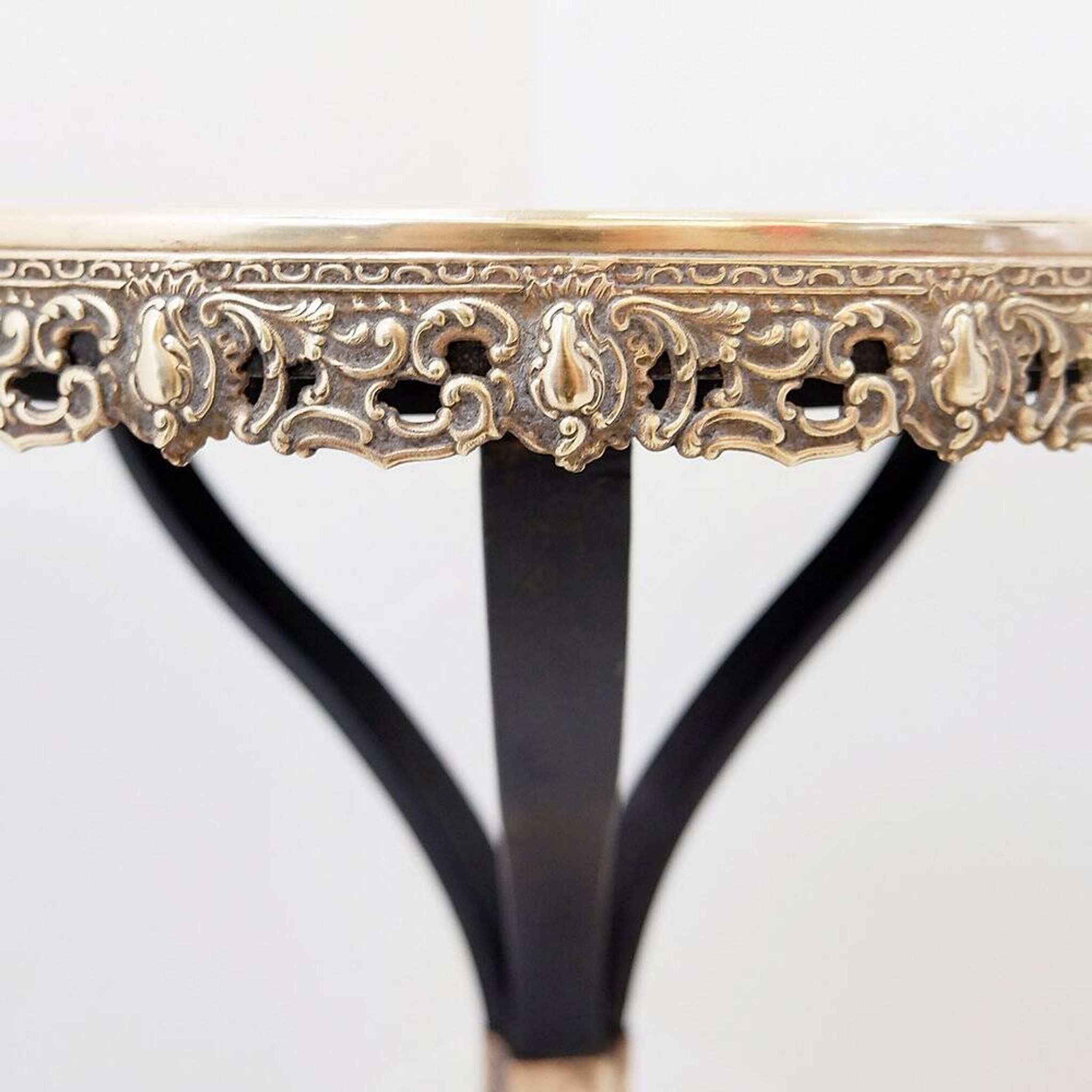 Tripod gueridon in wrought iron with brass decorations and alabaster top - 1950s