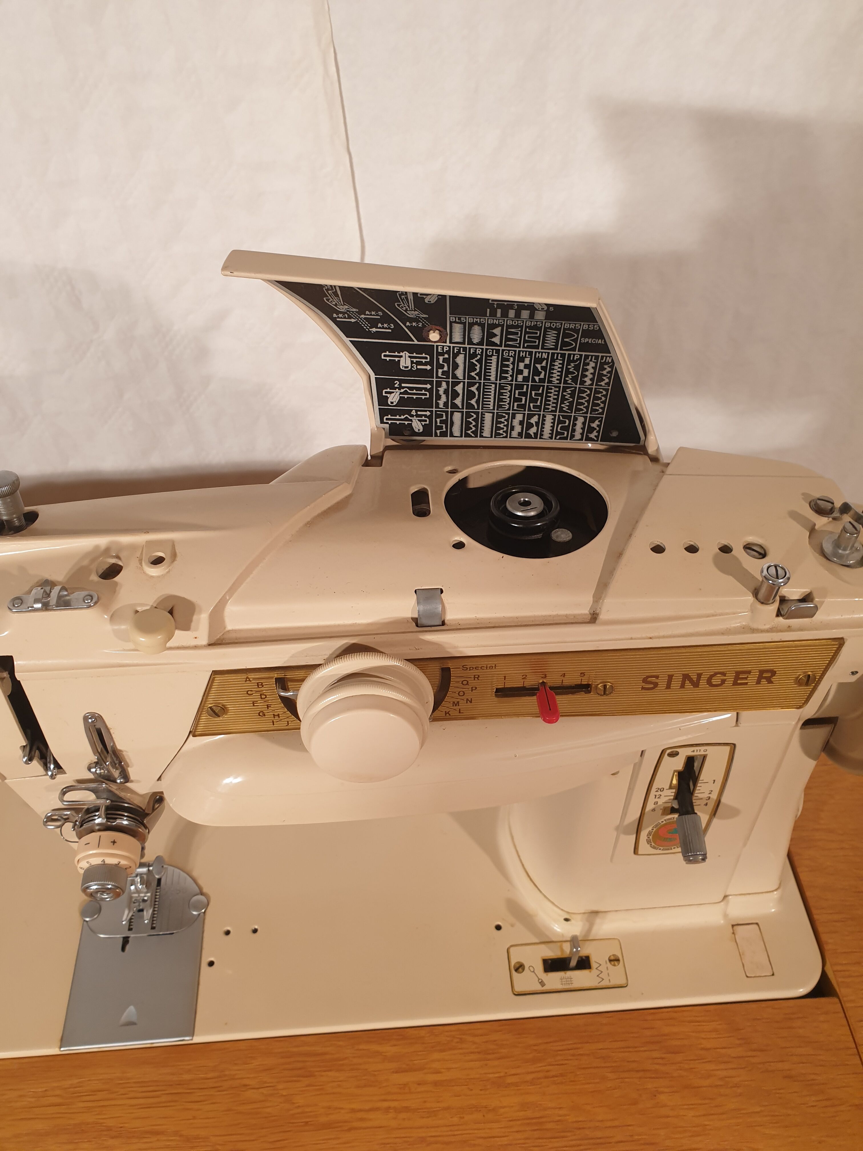 Furniture sewing machine