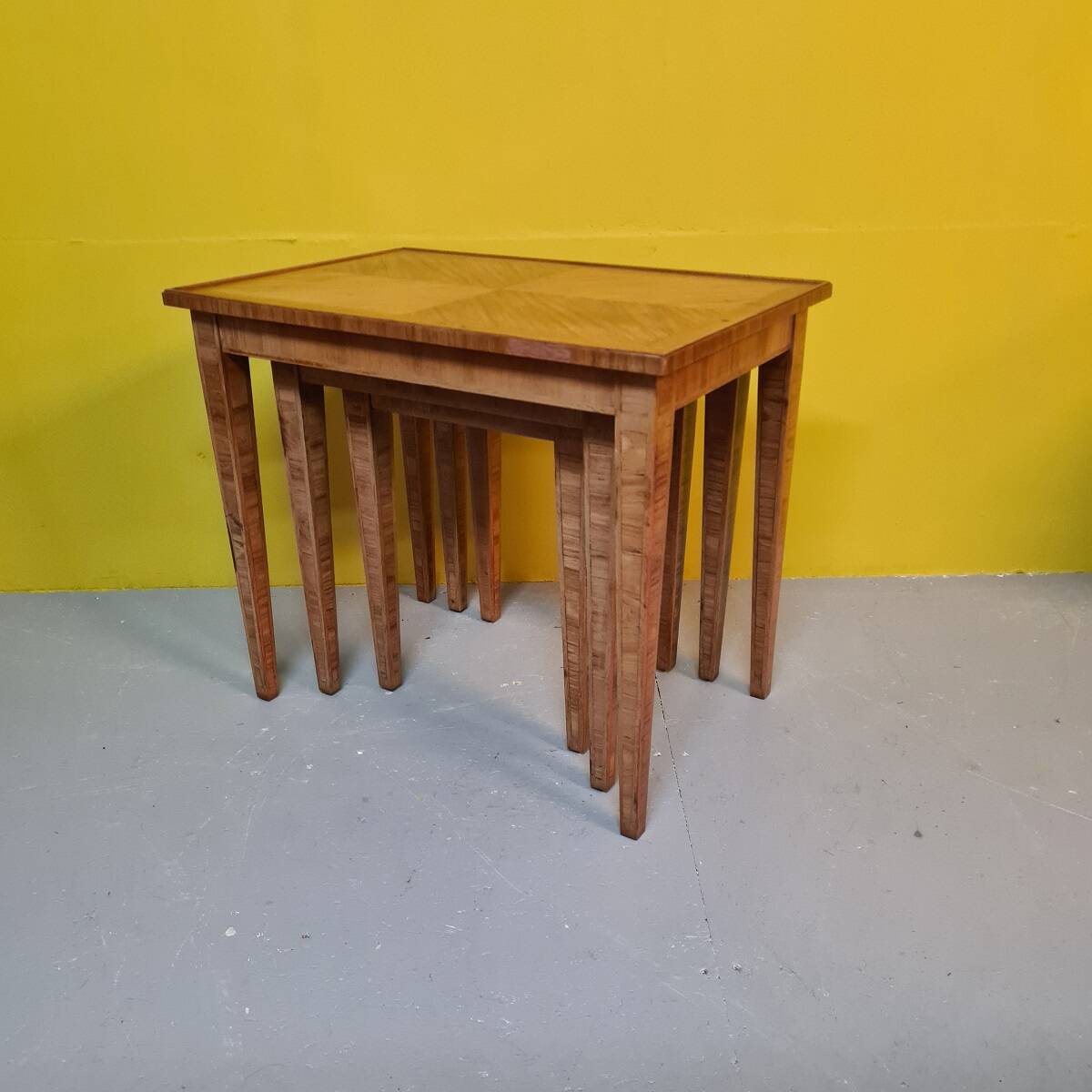 Tables en placage de noyer de style classique datant d'environ 1970