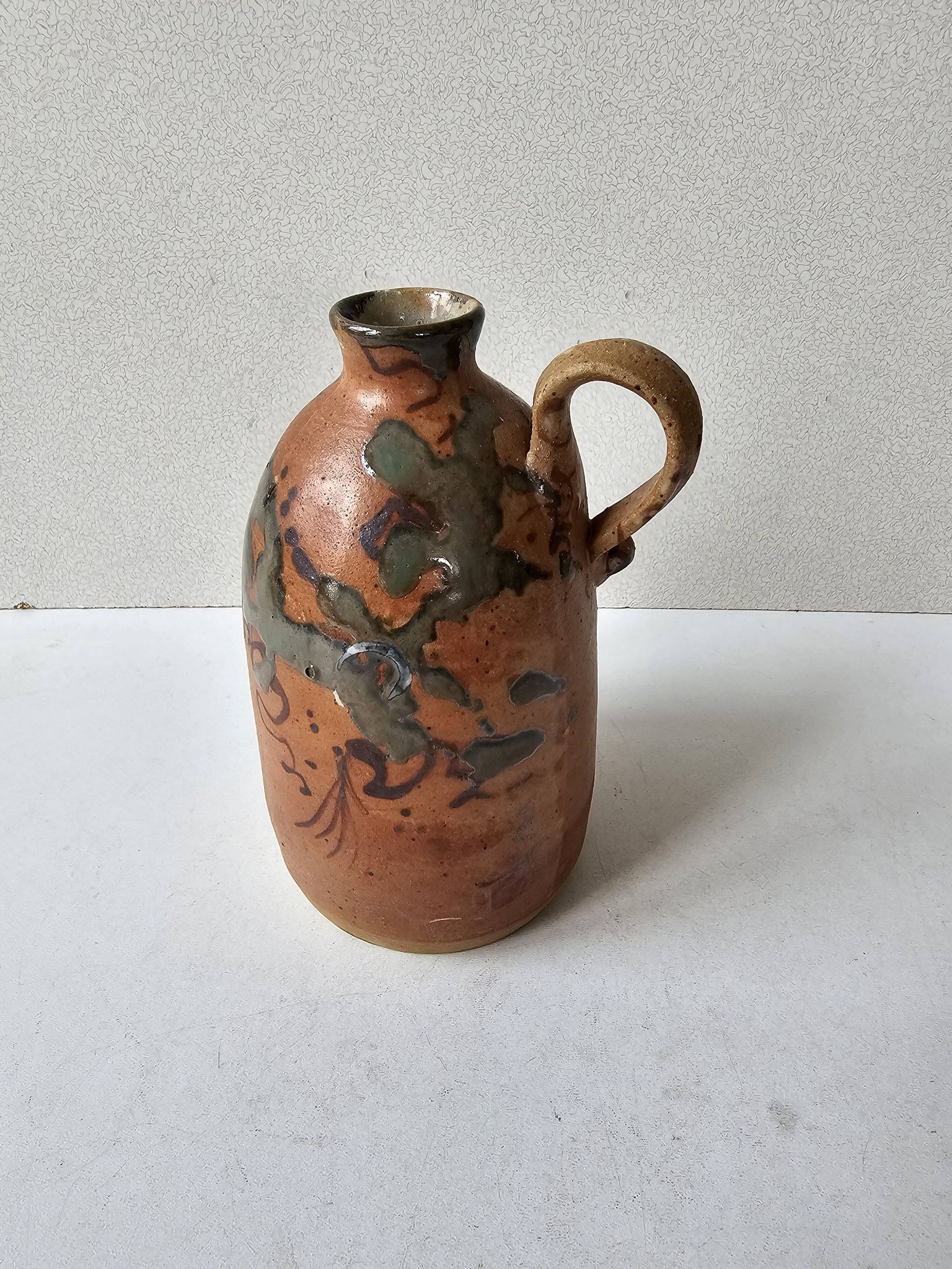 Vase Soliflore à anse en céramique signature à identifier
