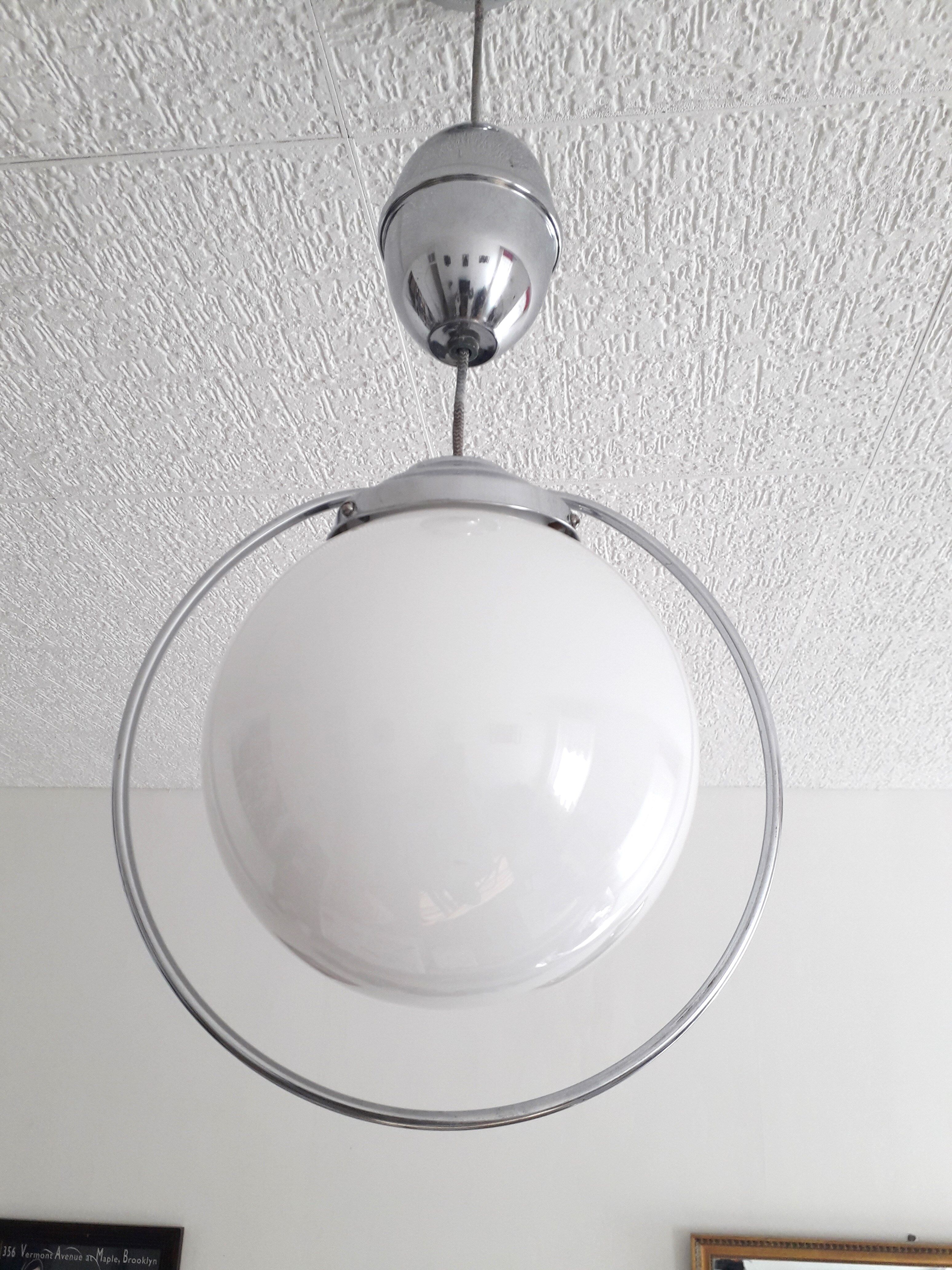 Suspension ''bistrot'' Monte et Baisse - Globe opaline blanche - 1940