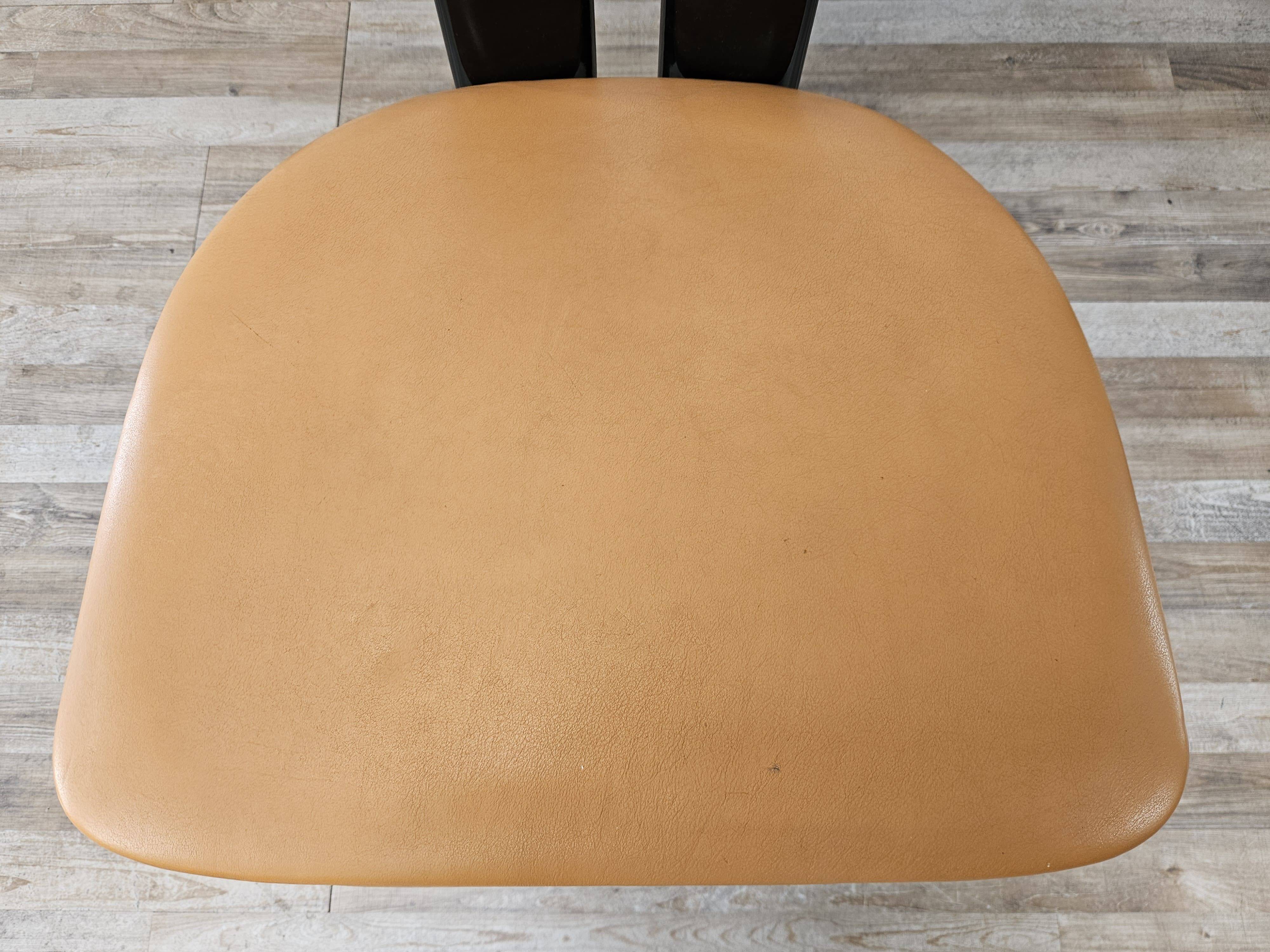 Ensemble de 6 chaises Pierre Cardin en bois laqué noir, 1970