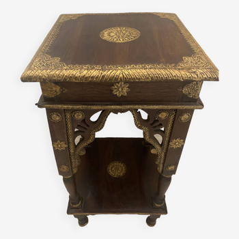 Pedestal table in wood and gold metal