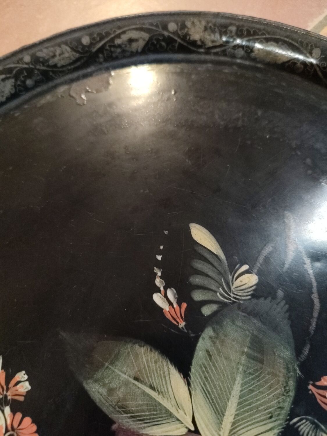 Hand-painted tray in enamelled sheet metal with a bouquet of Napoleon flowers