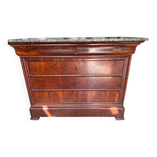 Commode Louis-Philippe 4 tiroirs en acajou flammé et plateau en marbre