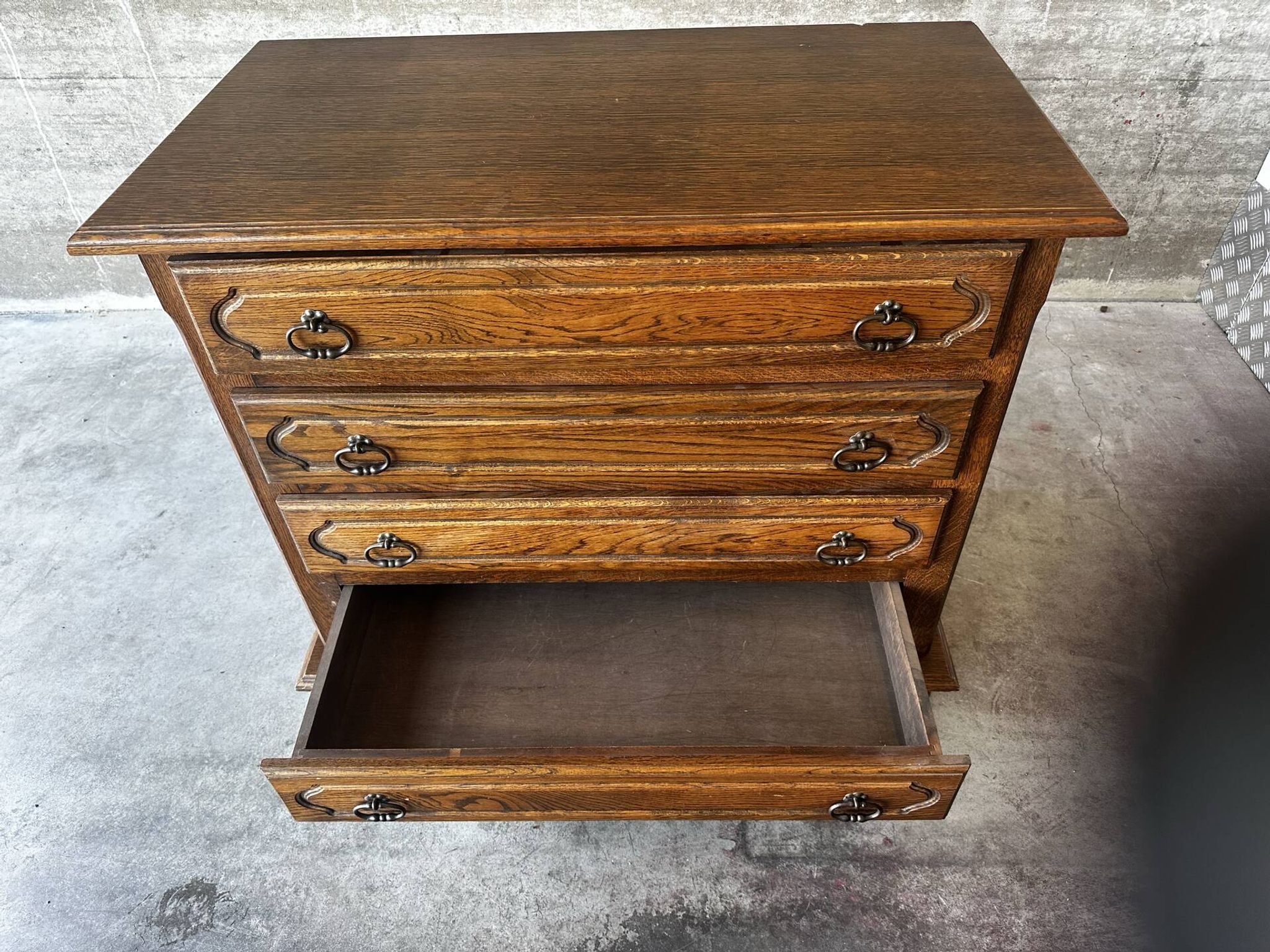 Vintage oak and veneer chest of drawers with 4 drawers.