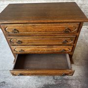 Vintage oak and veneer chest of drawers with 4 drawers.