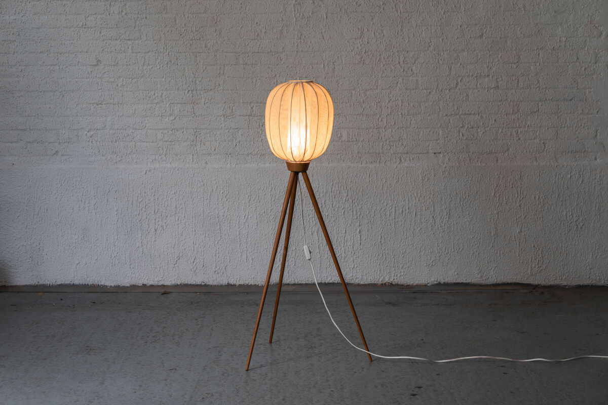 Tripod cocoon floor lamp in wood and lace, Danish design, 1960