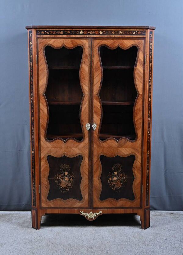 Vitrine en Marqueterie de Bois précieux, style Transition Louis XV Louis XV