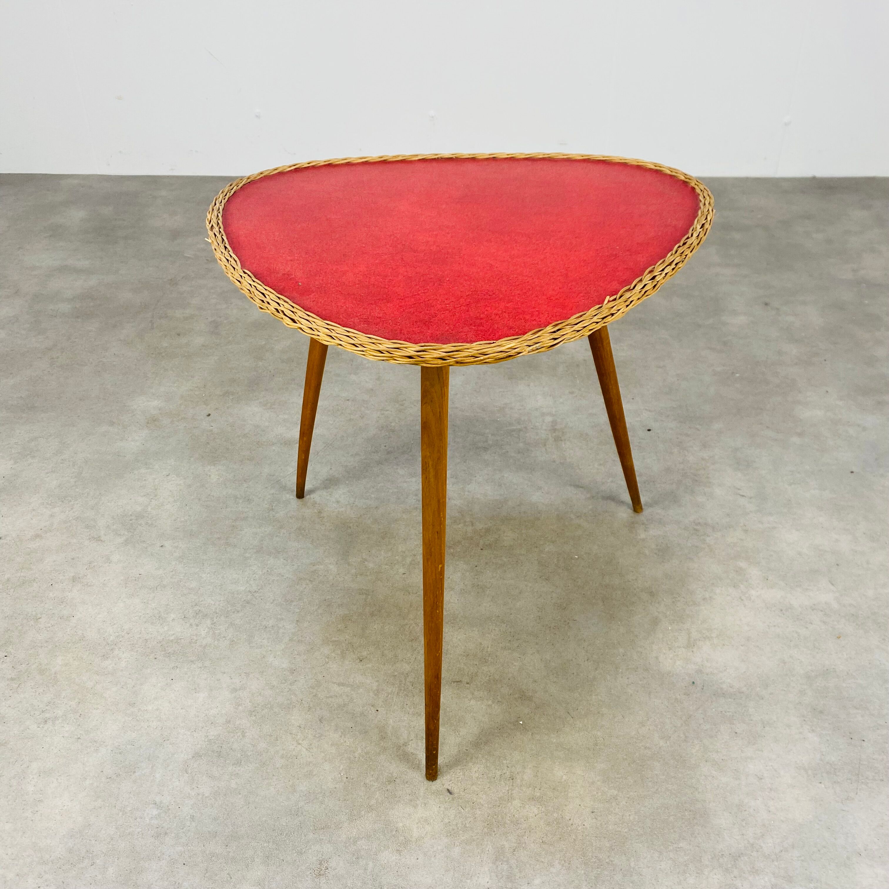 Table d'appoint tripode osier rouge années 50