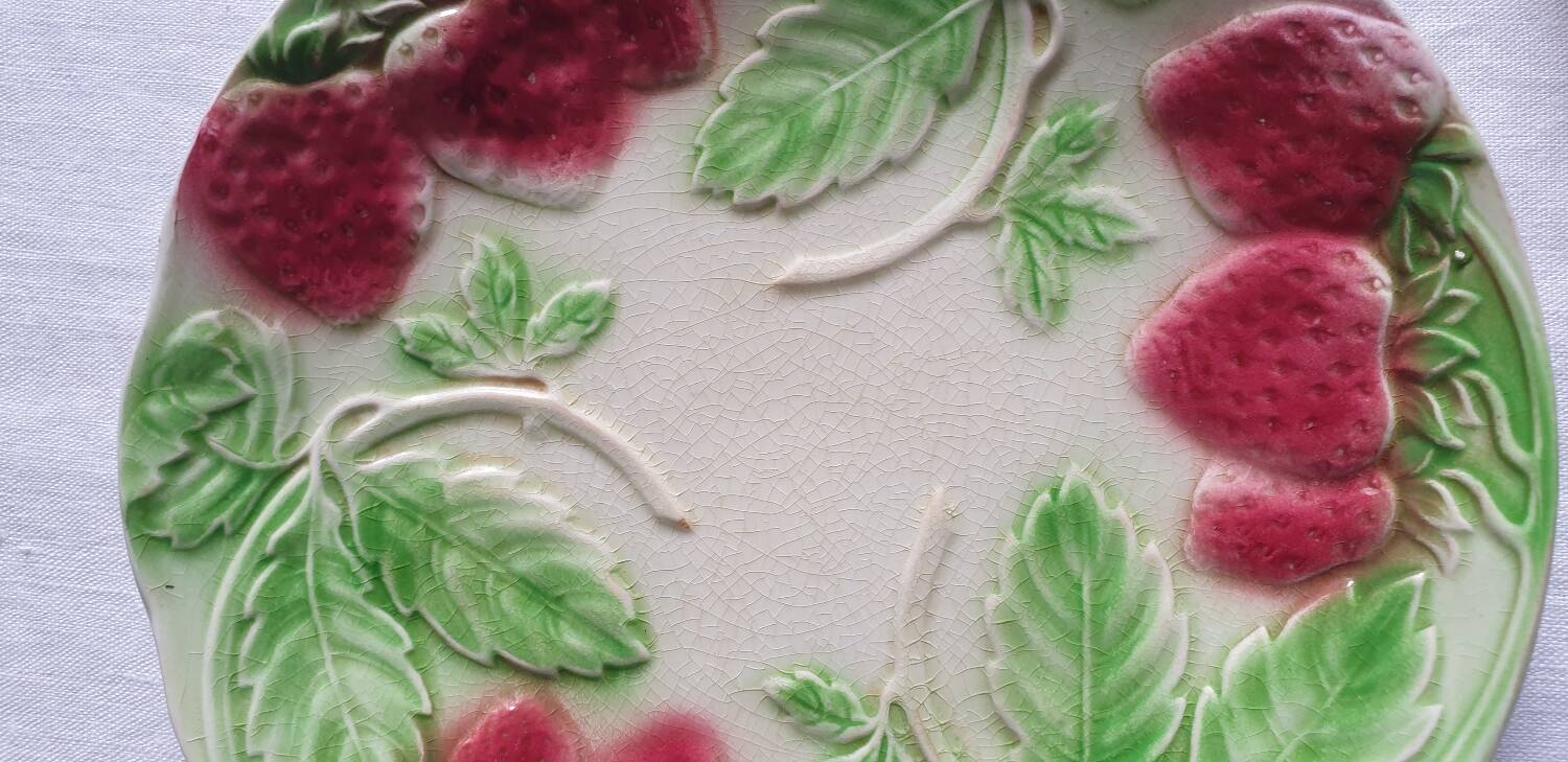 Six assiettes en barbotine décor fraises