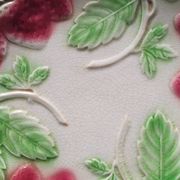 Six assiettes en barbotine décor fraises