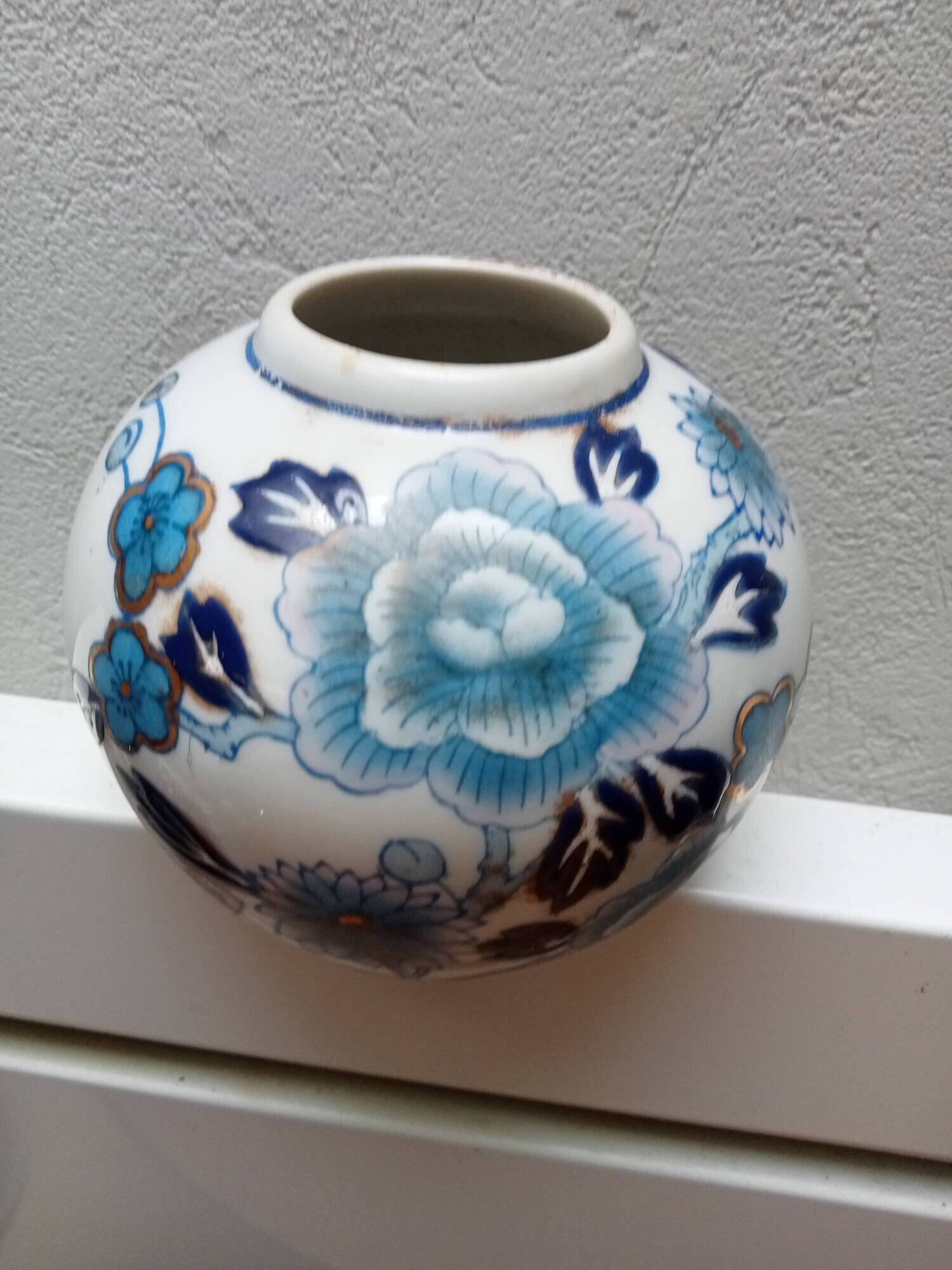 round porcelain vase from China, 19th century, glazed, diameter 11 cm, height 10 cm