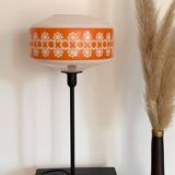 Lampe à poser avec un globe vintage orange en verre et un pied doré