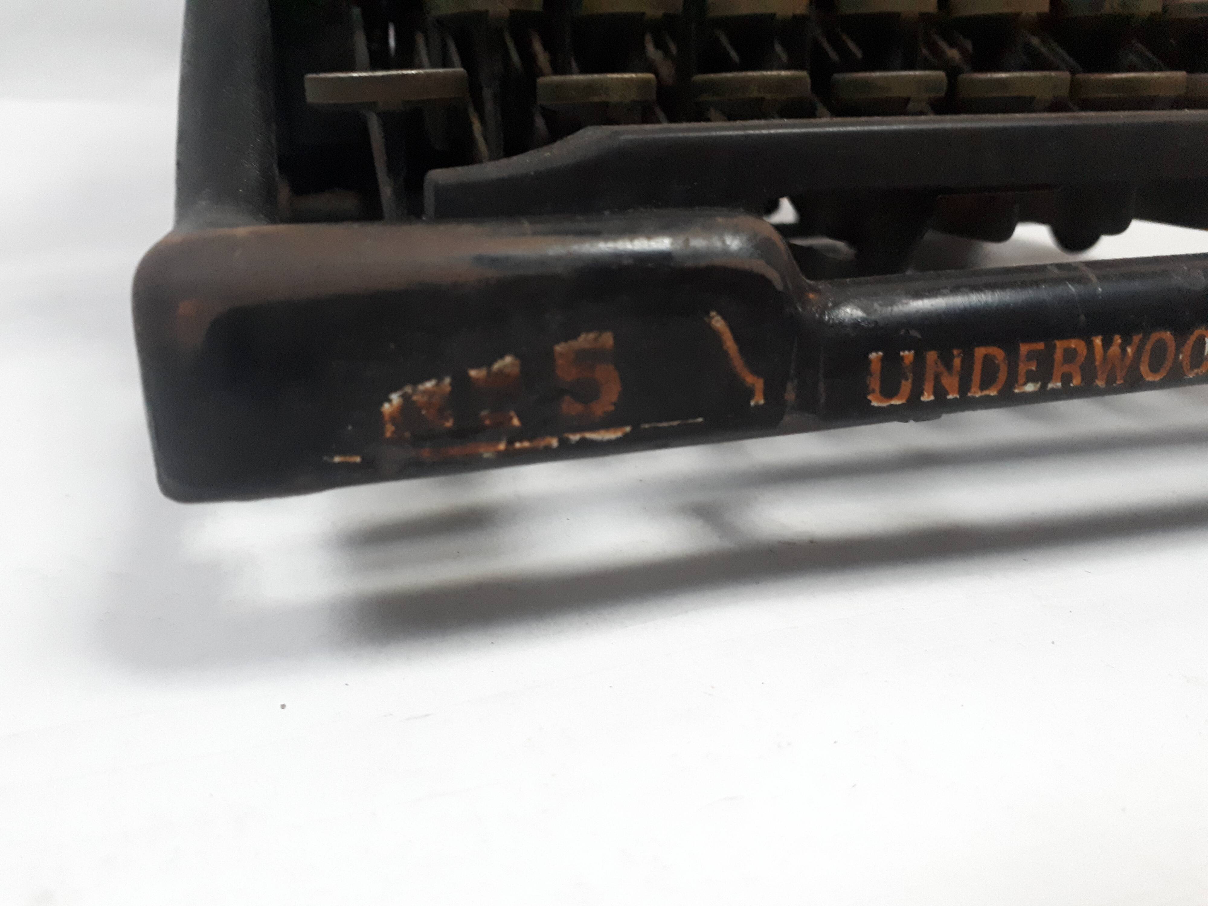 Old typewriter Underwood azerty