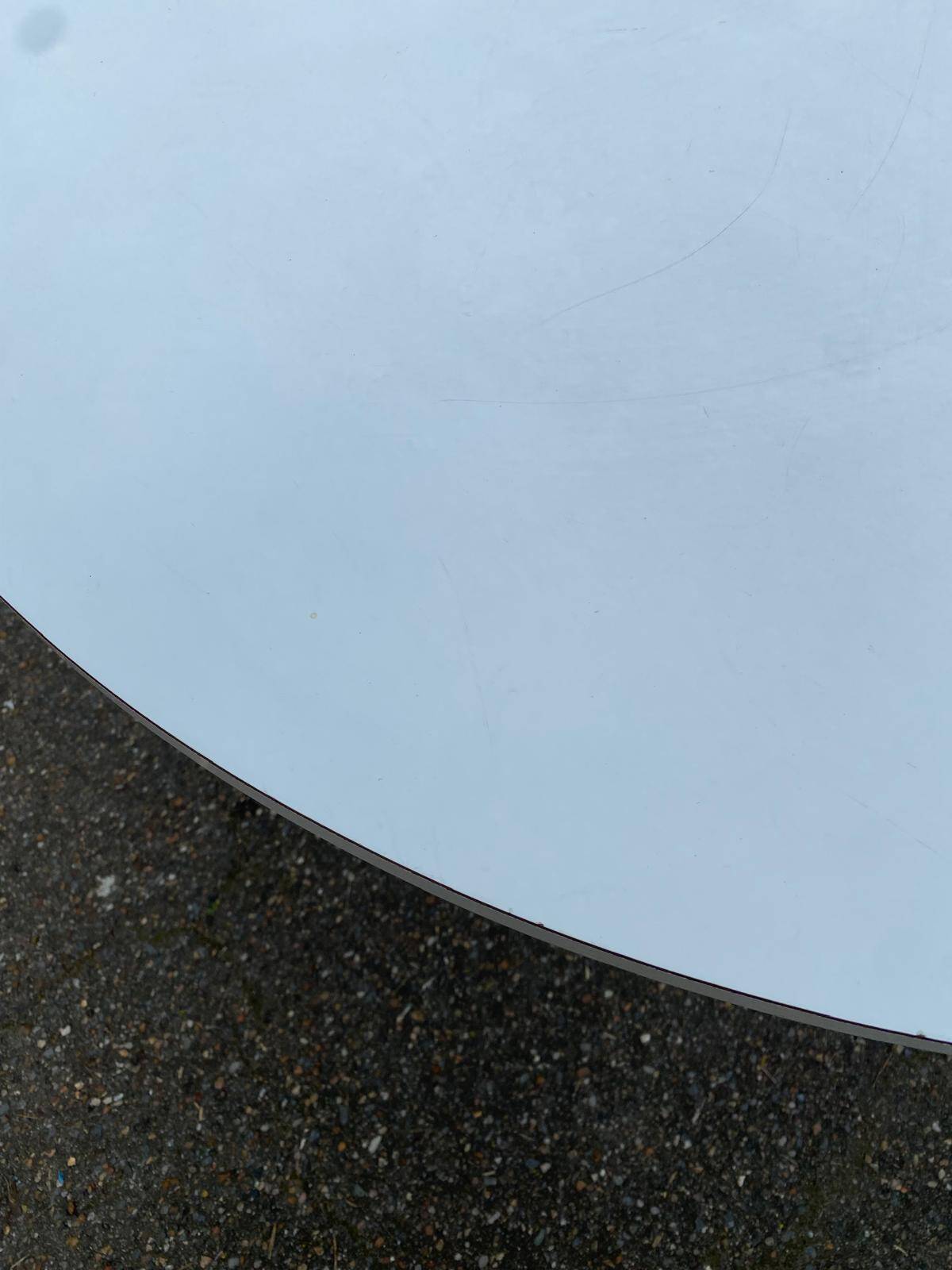 White dining table with a central pedestal, extendable, from the 1970s.