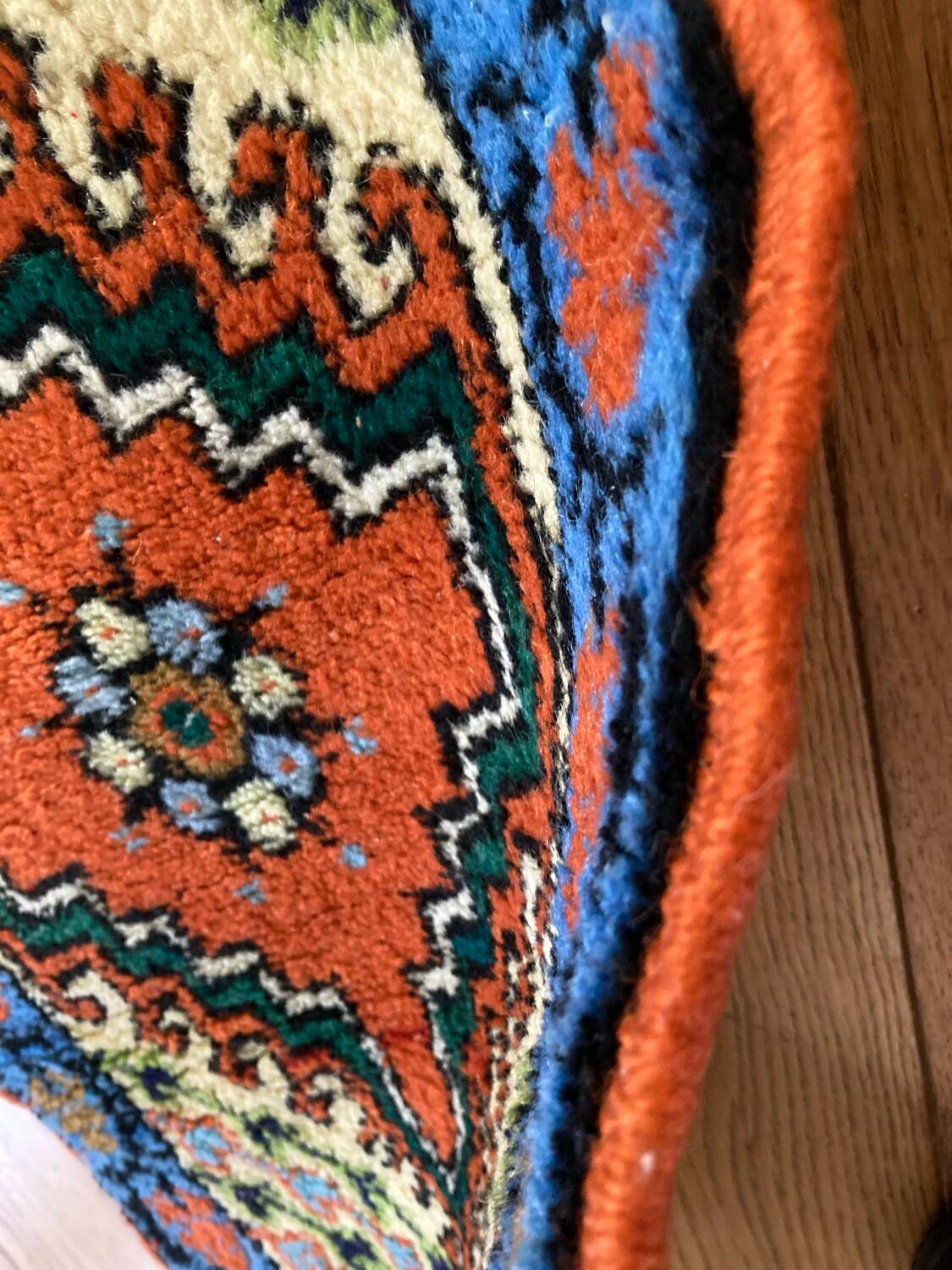 Oriental rug in hand-woven wool from the 20th century