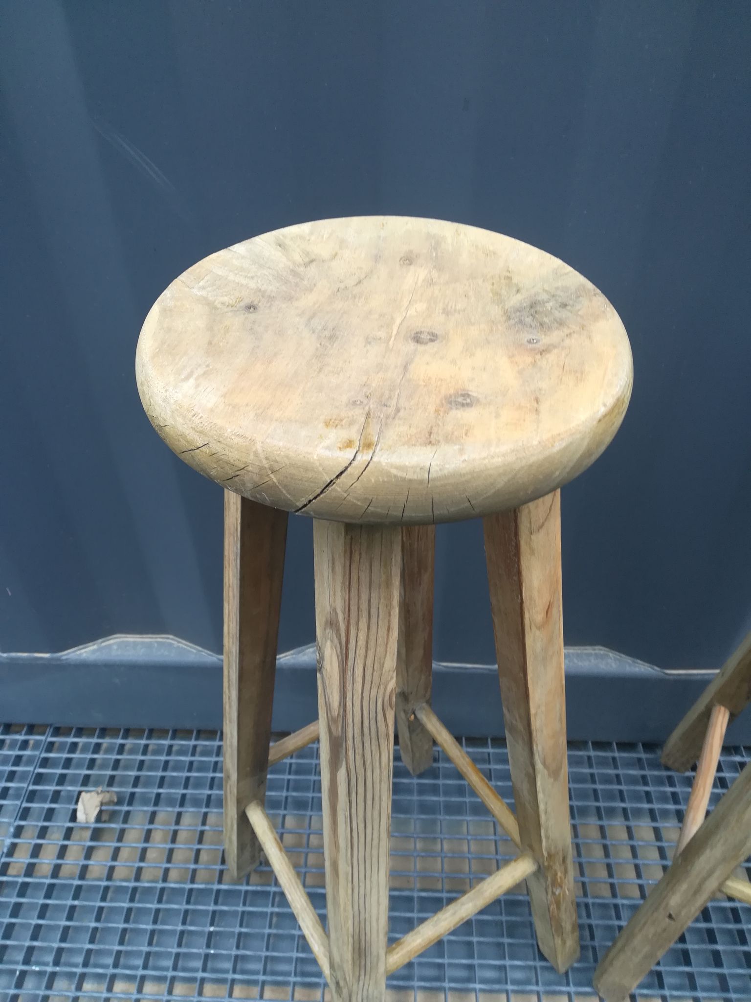 Duo de sellettes en bois brut