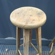 Duo de sellettes en bois brut