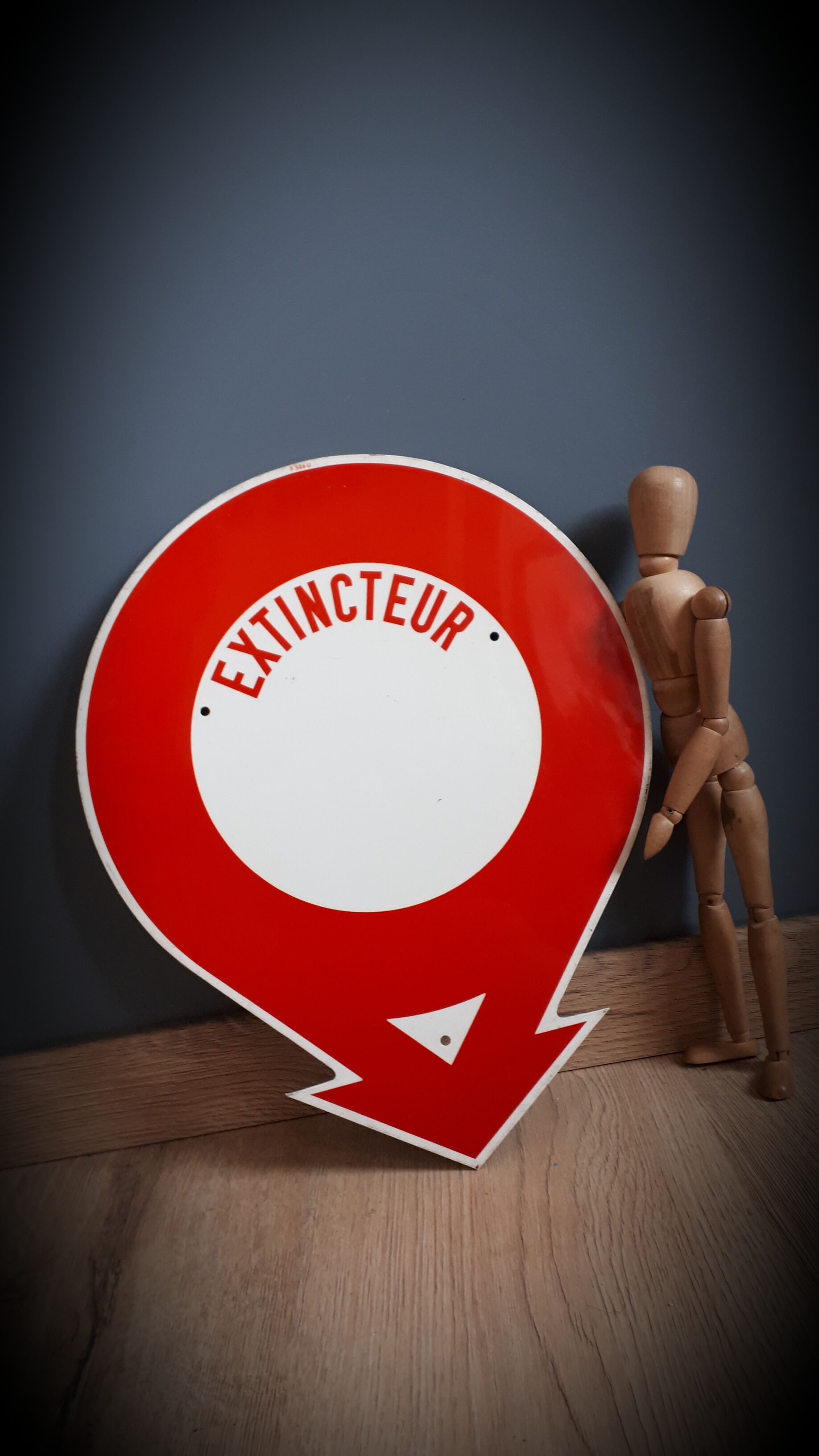 Fire extinguisher plate