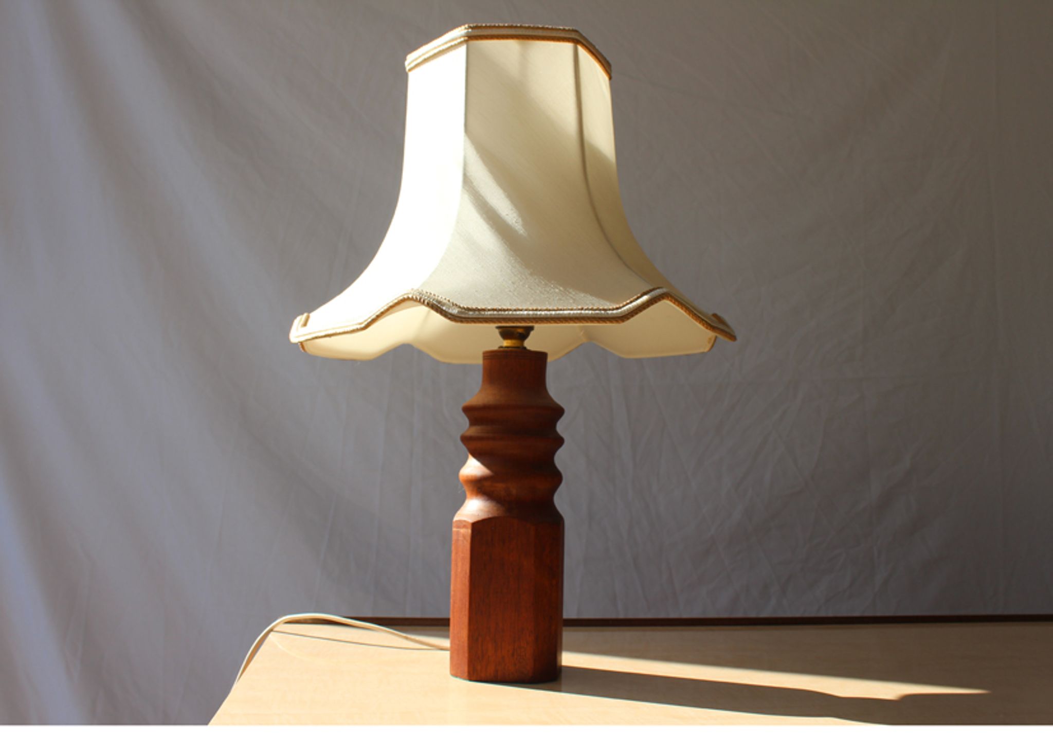 Lampe danoise tournée en bois des années 1970