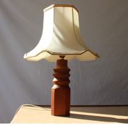 Lampe danoise tournée en bois des années 1970
