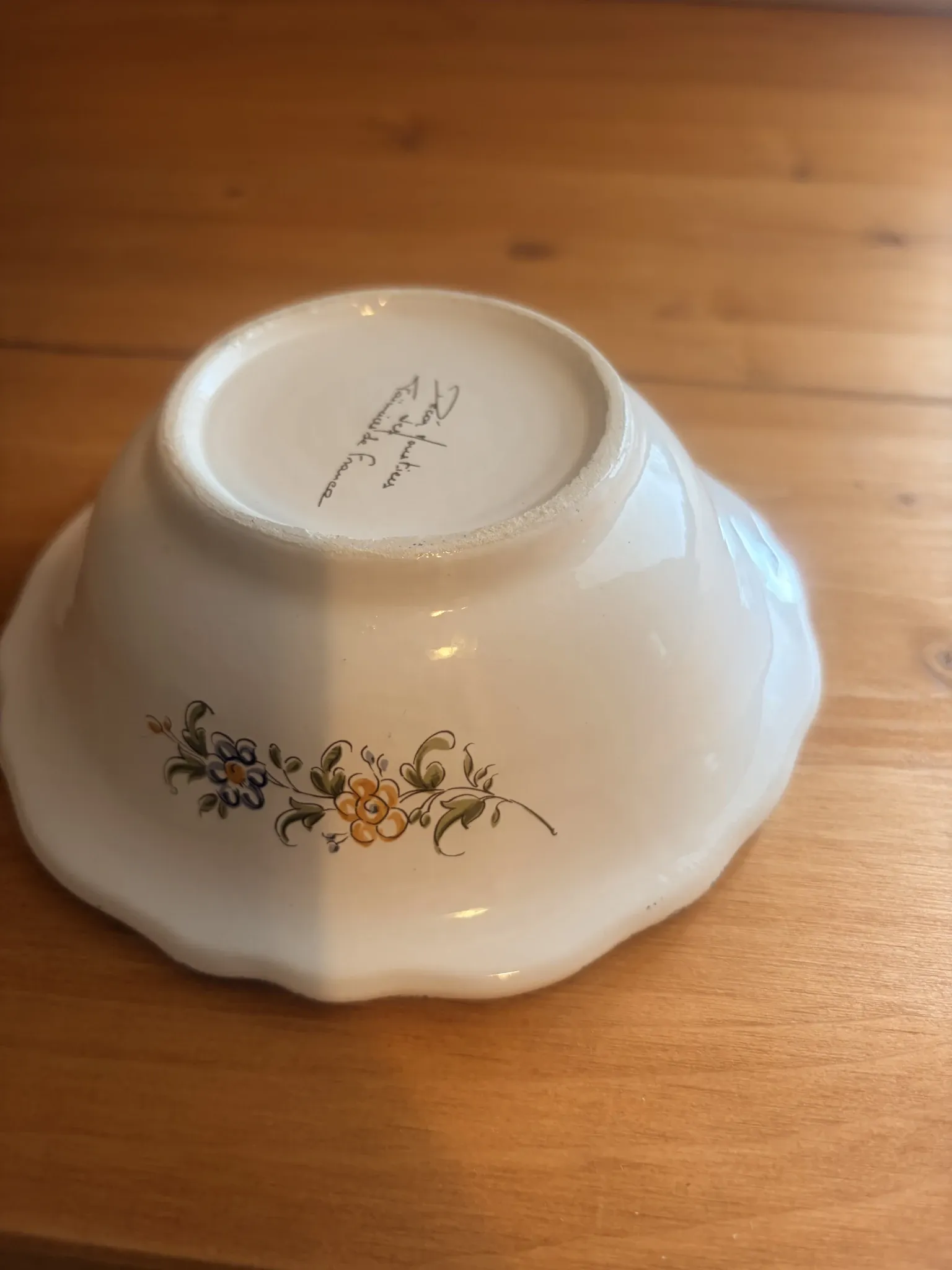 Empty pocket bowl from the French pottery, model Moustier 2008149.