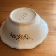 Empty pocket bowl from the French pottery, model Moustier 2008149.