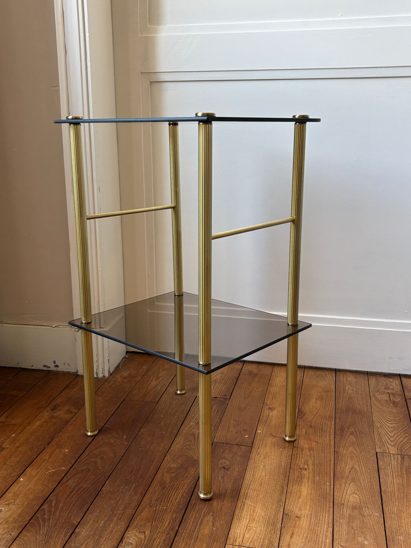 Tables d’appoint en verre et laiton
