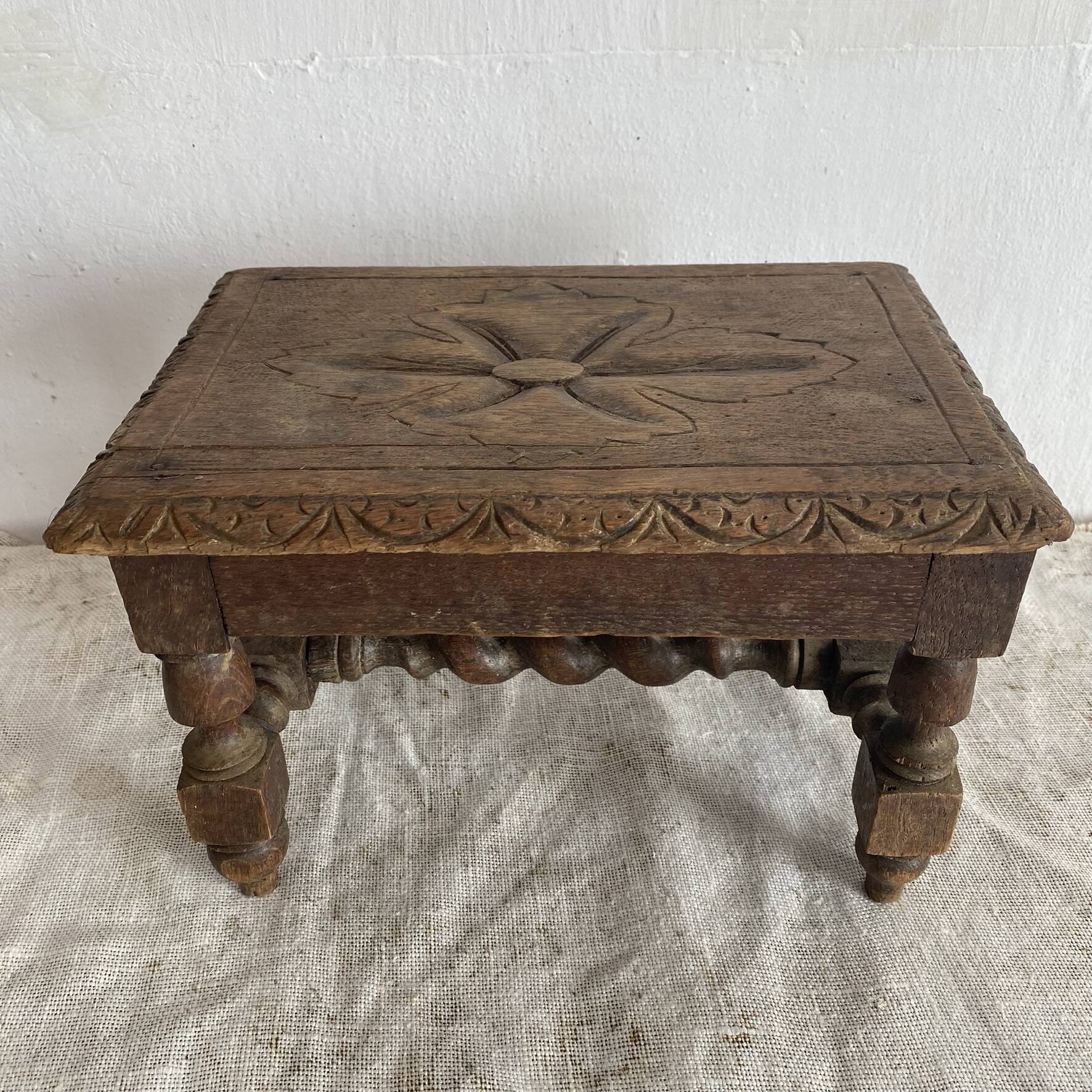 Ancien tabouret bas en bois tourné et gravé