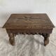 Ancien tabouret bas en bois tourné et gravé