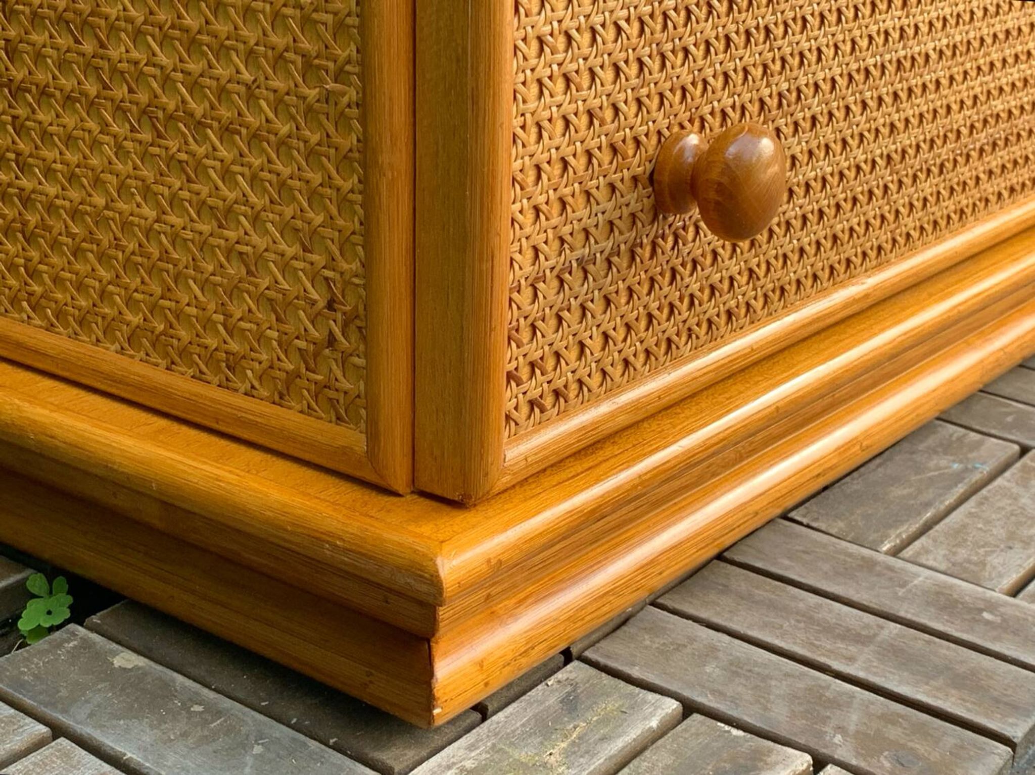 Dresser and its bedside table in rattan caning and vintage oak from the 1970s.