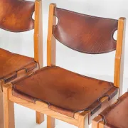 Ensemble de quatre chaises vintage. Bois d'orme et cuir. Maison Regain 70s