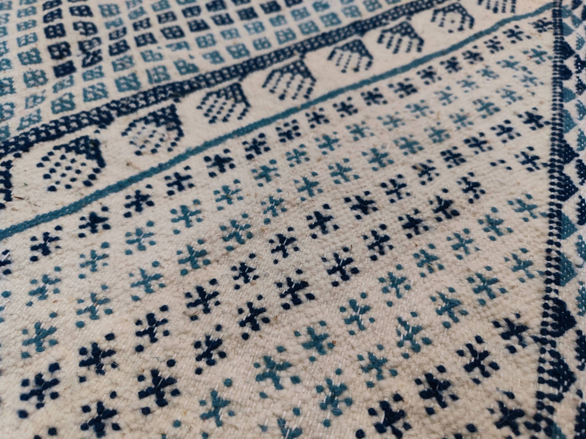 Tapis blanc et bleu tissé mains en laine naturelle