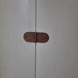 Armoire à barre vintage en forme de cylindre ouvrable, bois, laiton et verre.