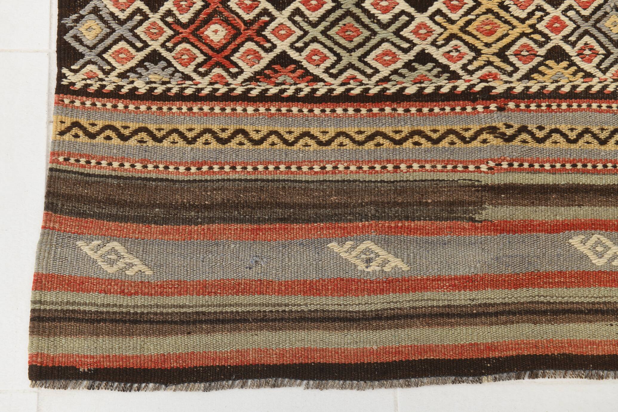 Kilim vintage tons rouges et bruns, motifs ethniques anatoliens, 156x244 Cm