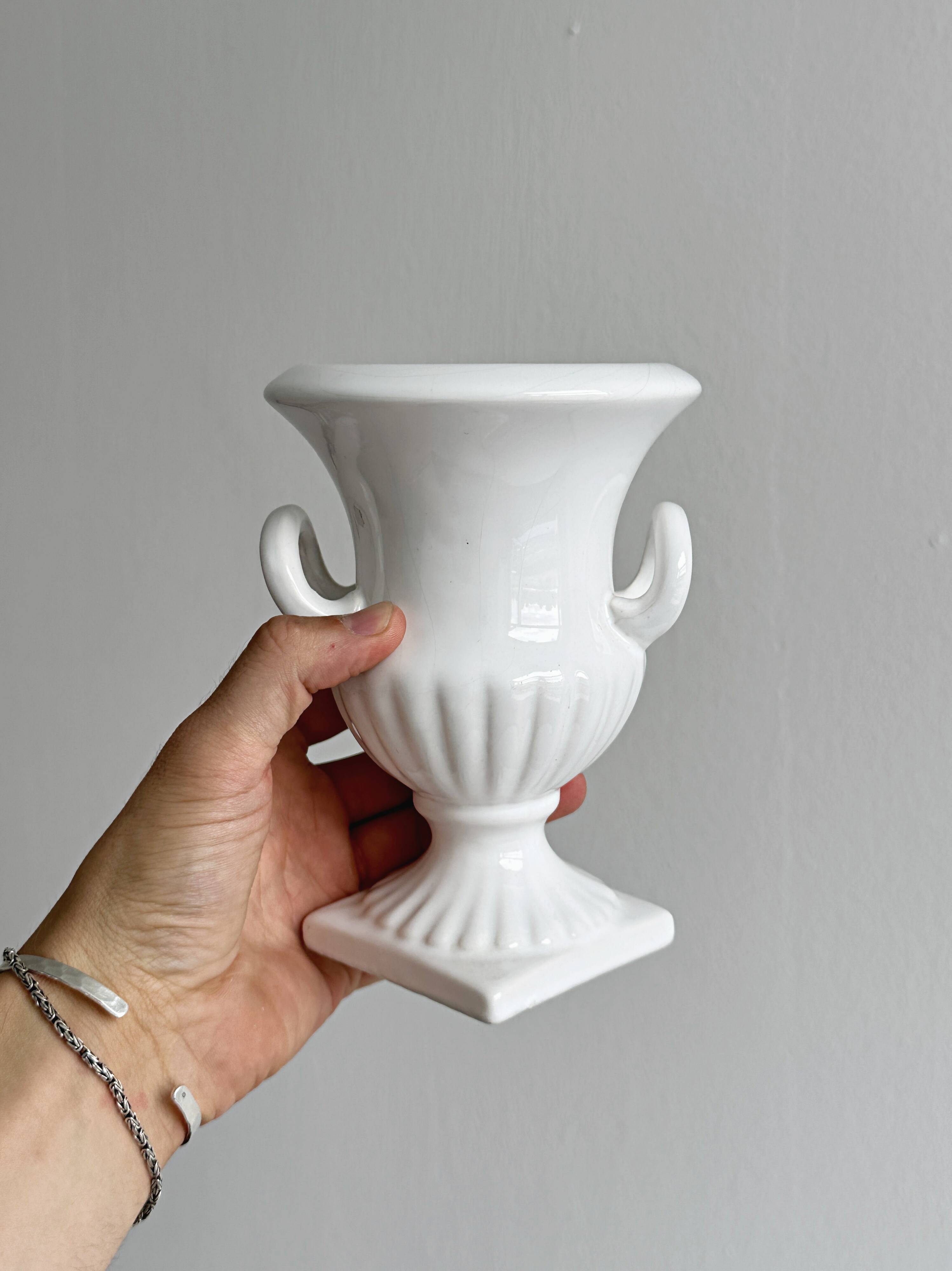 Cache-pot Médicis ancien en porcelaine blanche