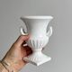Cache-pot Médicis ancien en porcelaine blanche