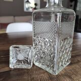 Square whisky decanter in faceted glass and airtight cap