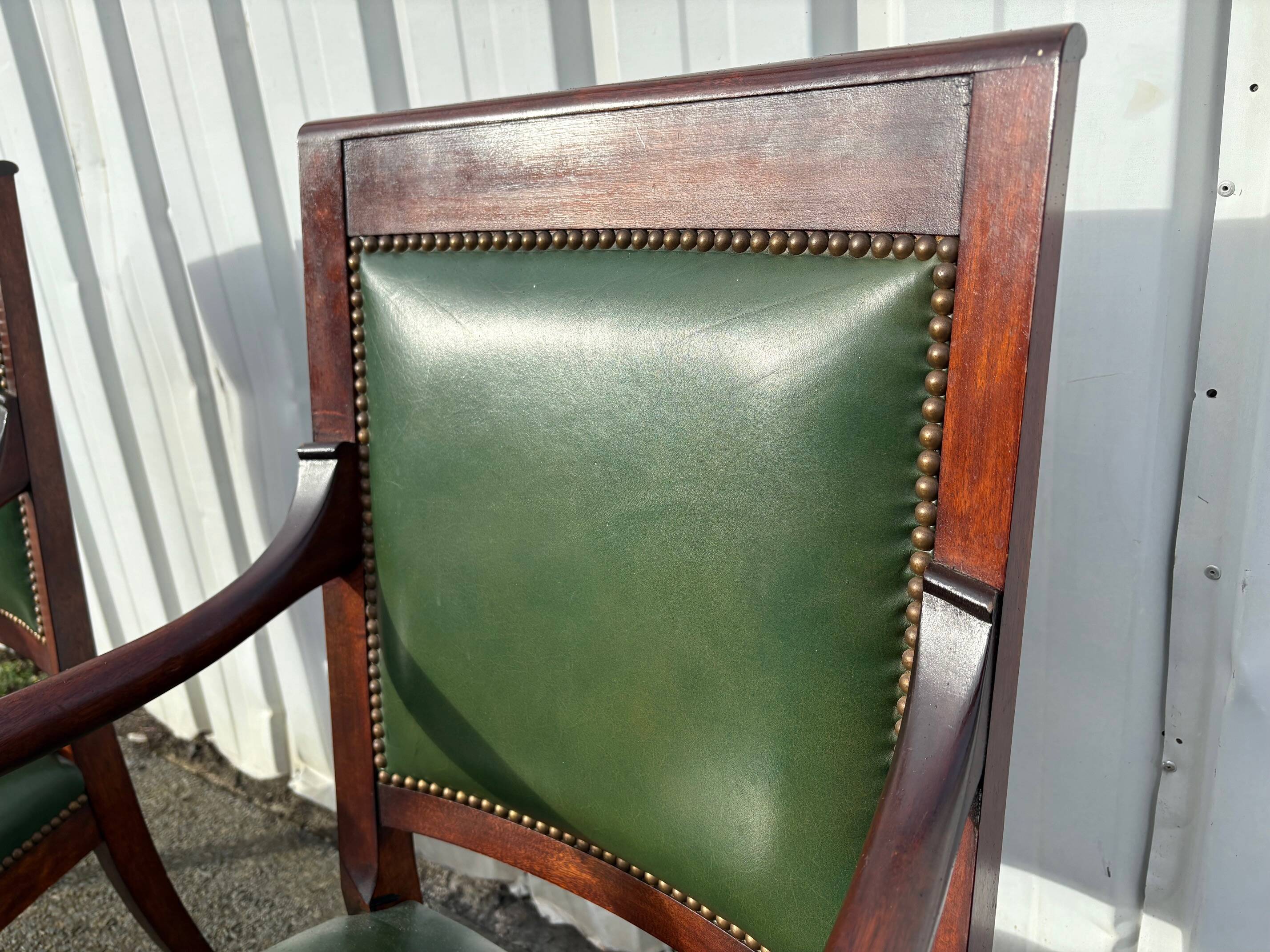 Paire de fauteuils de style Empire en acajou et cuir vert