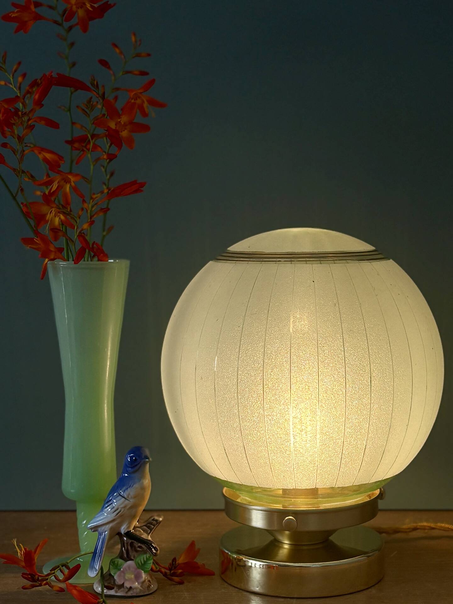 Lampe à poser globe vintage en verre granité vert et doré