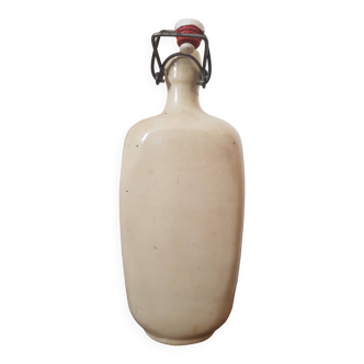 Bouteille en gres triangulaire
