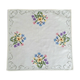 Nappe brodée à la main délicate avec des fleurs, Roumanie