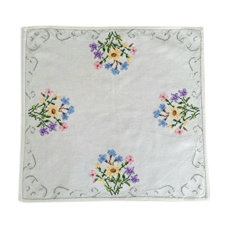 Nappe brodée à la main délicate avec des fleurs, Roumanie