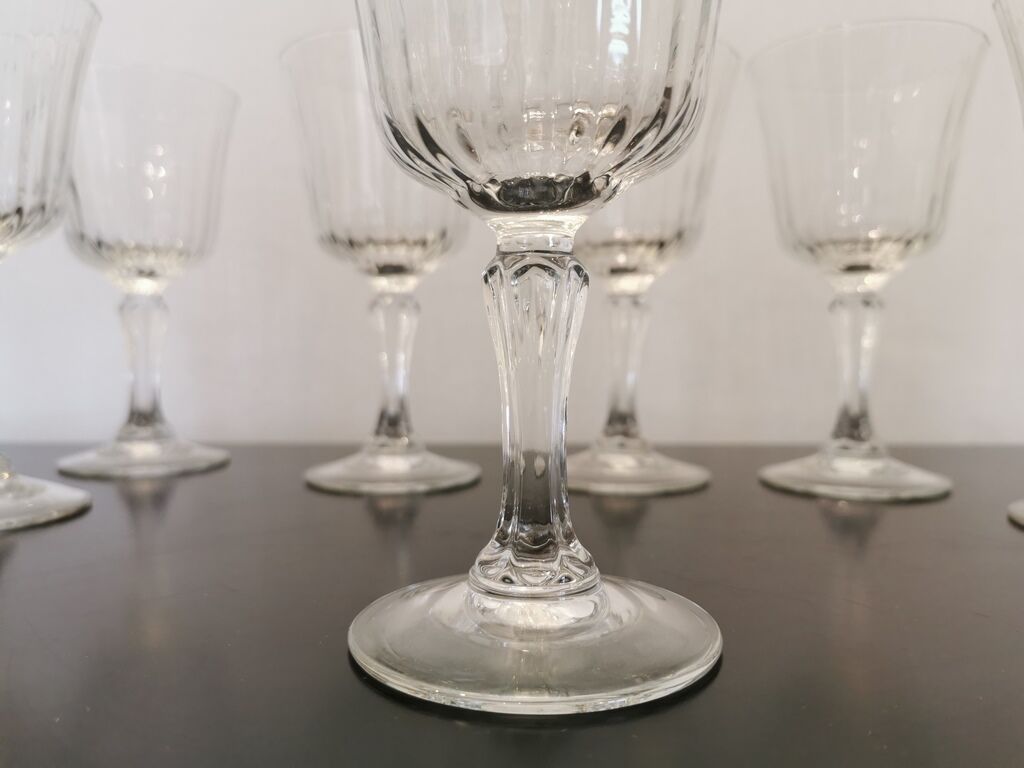 Set of 8 wine glasses with cut feet