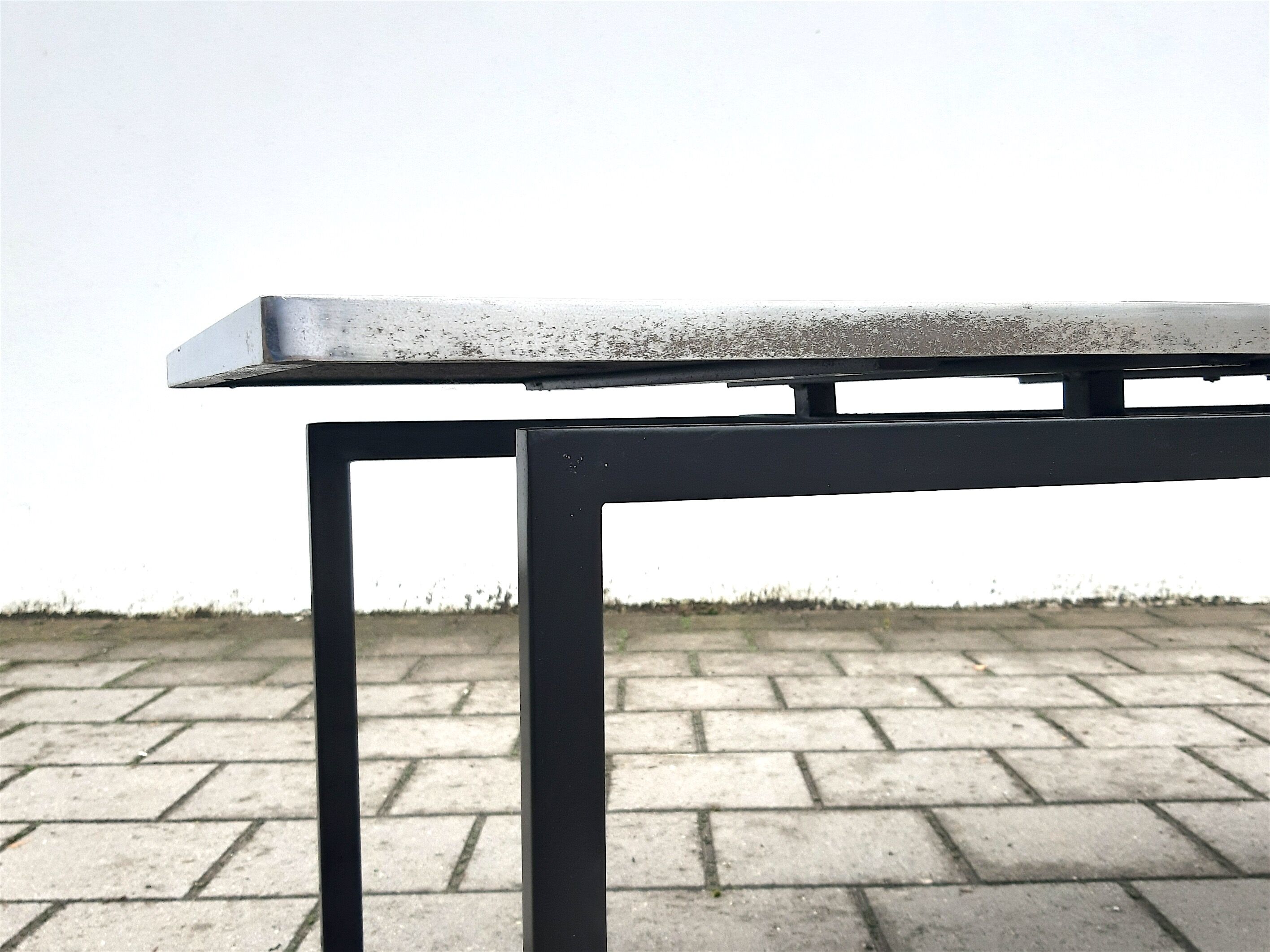 Ceramic coffee table by Juliette Belarti