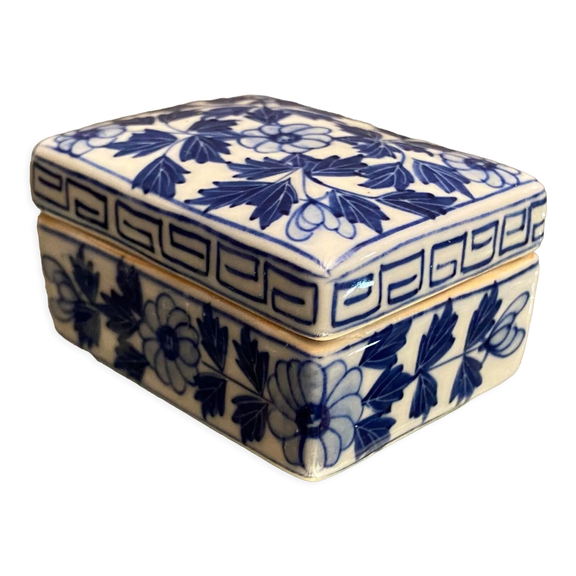 Rectangular Asian porcelain pillbox