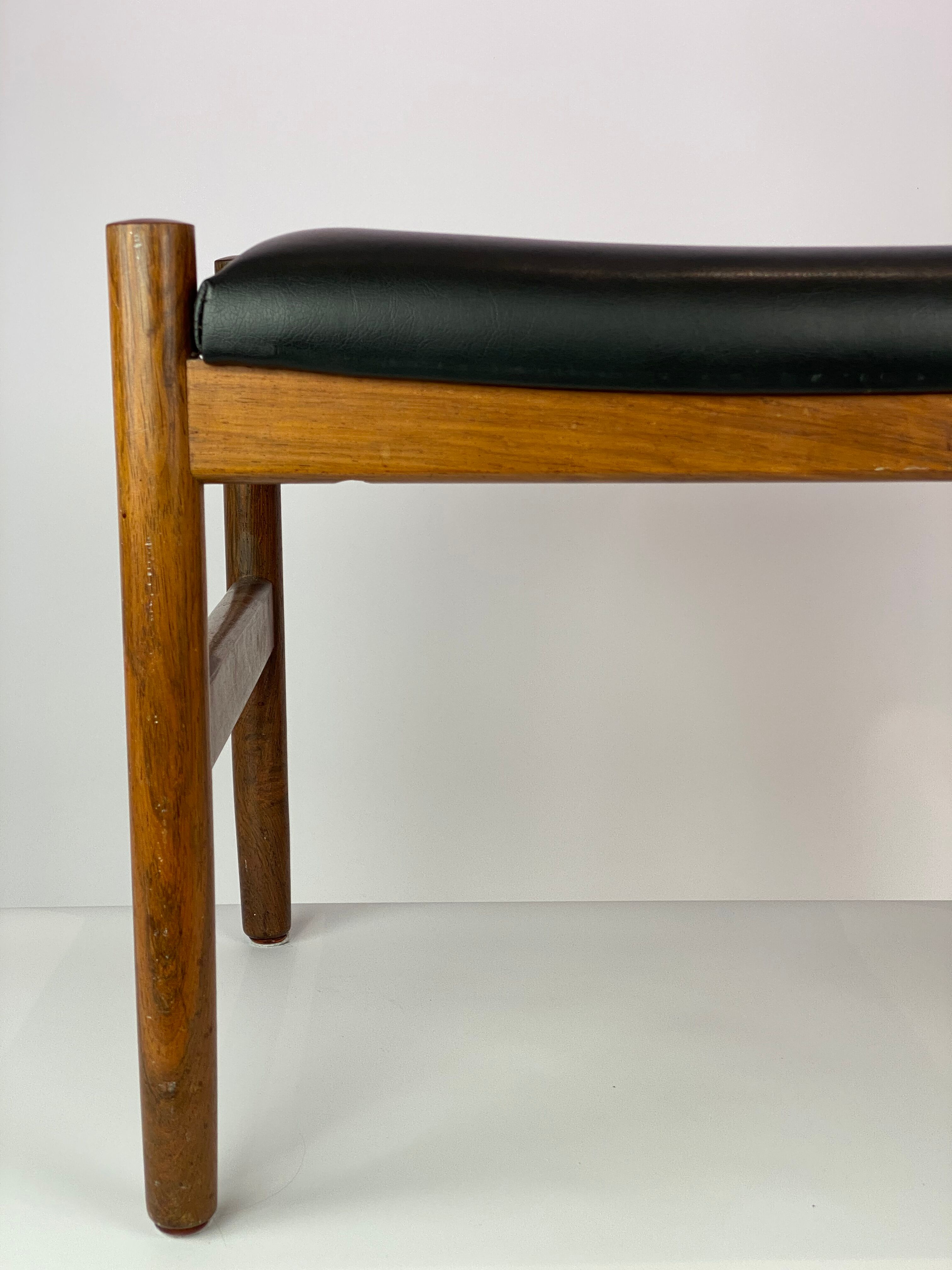Tabouret en cuir noir et palissandre, de design danois fabriqué par Spøstrup Furniture, années 1960