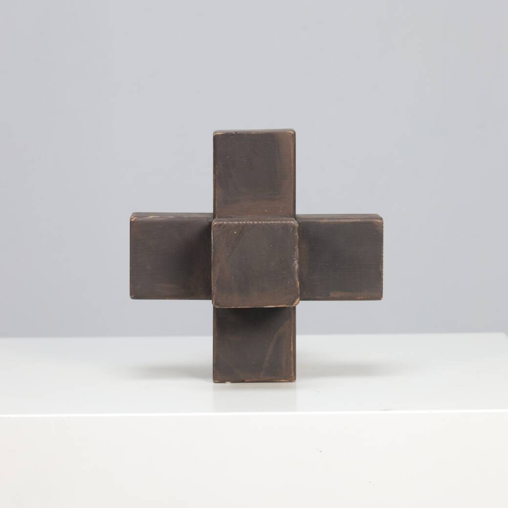 Handmade geometric wooden sculpture in cross form, 1970s – Brutalist constructivist abstraction