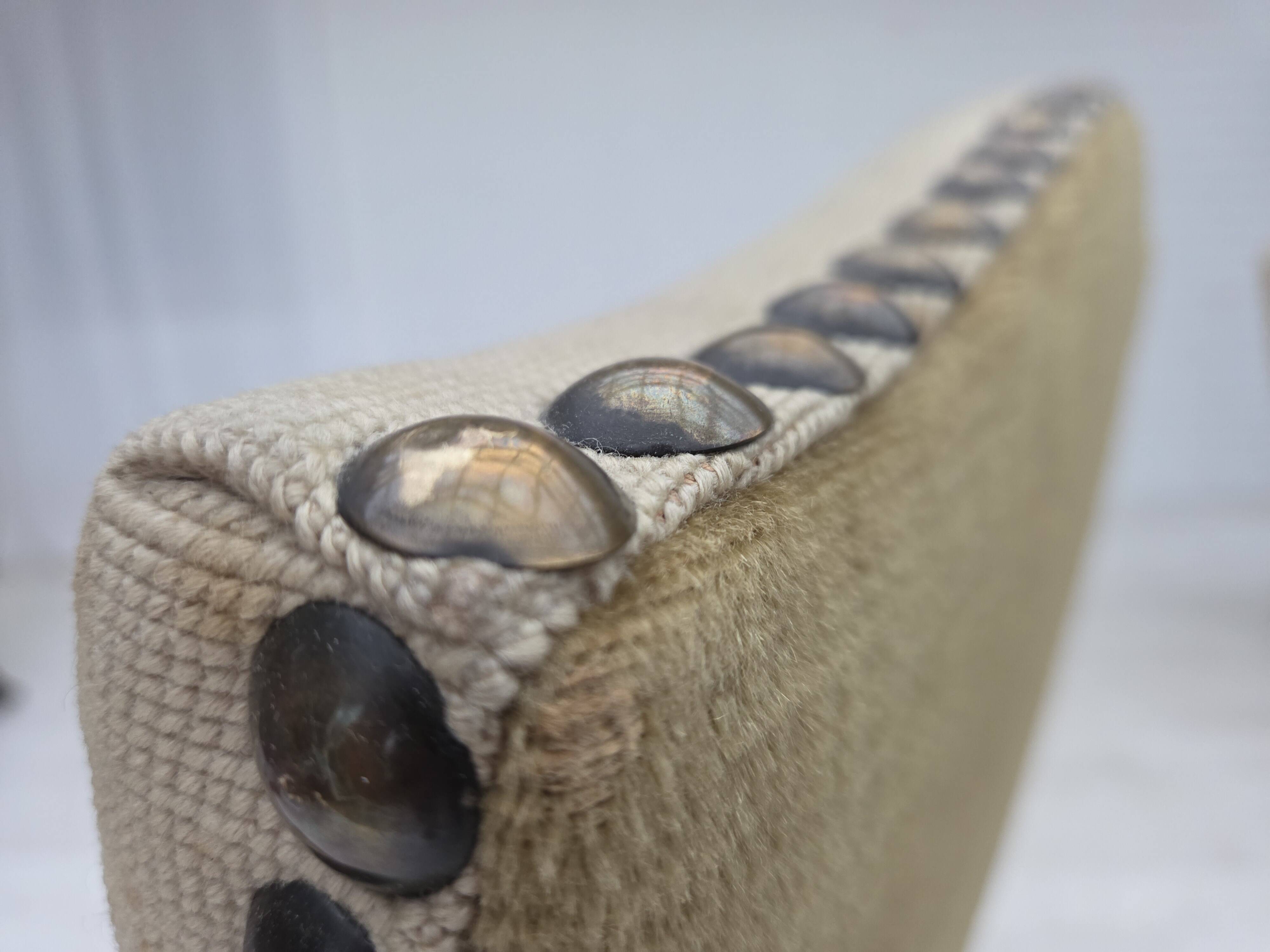 Fauteuil danois à dossier haut des années 1950, en laine tissée à la main, velours, bois de chêne sculpté.